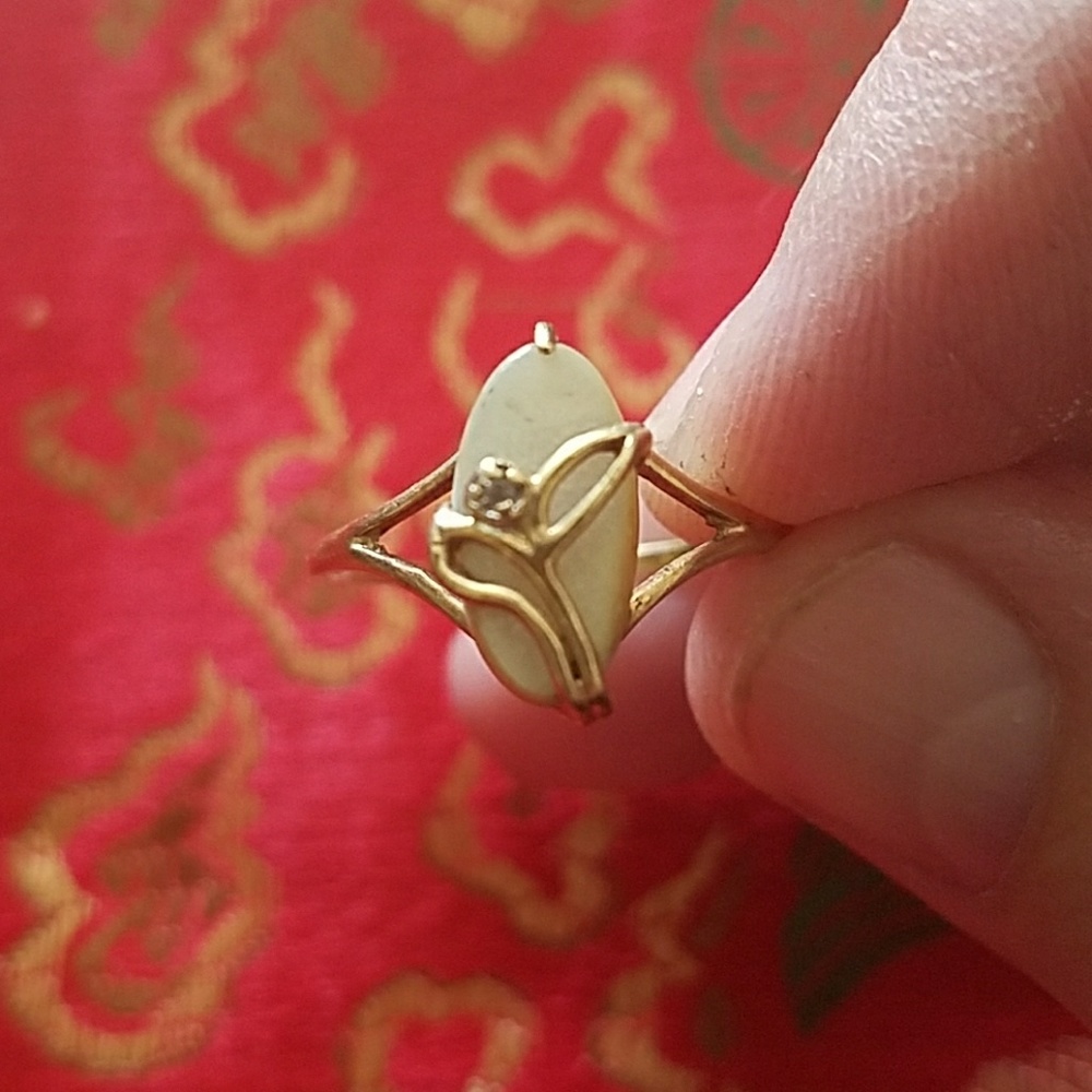 Mother of Pearl gold ring